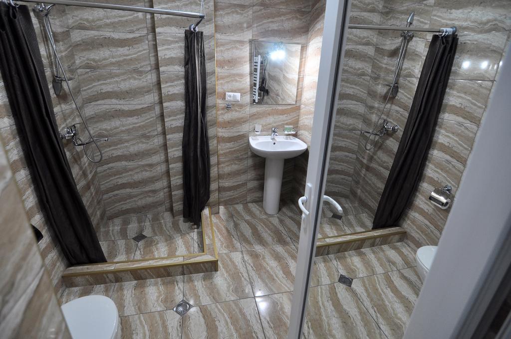 Renaissance Hotel Тбилиси Екстериор снимка